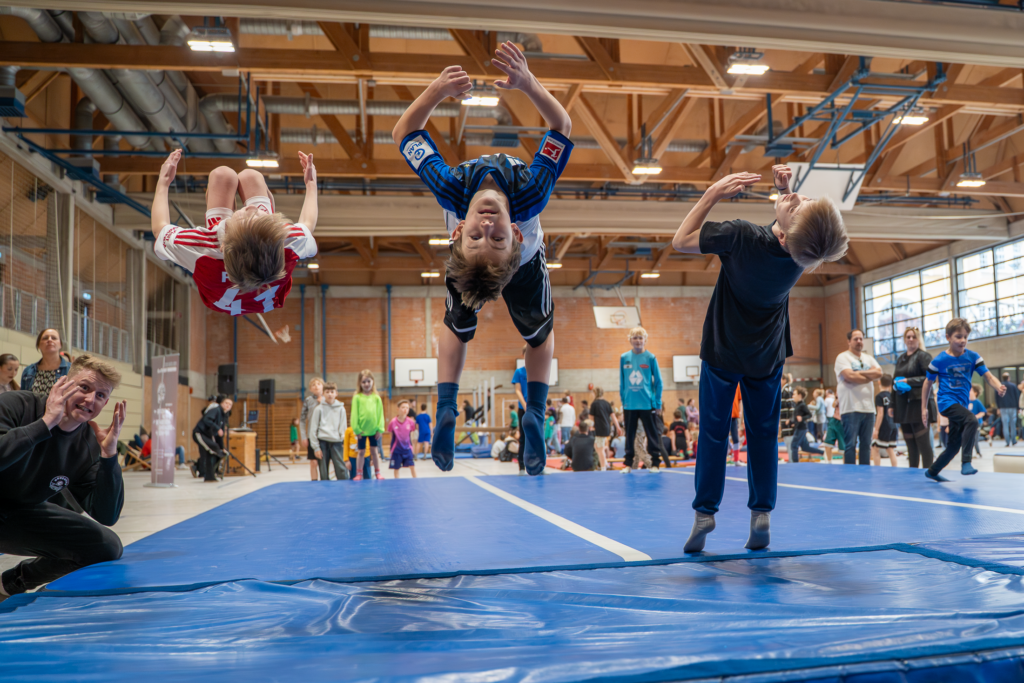 Kinder beim Parkour-Training der Movement Family beim Märzmix Youngster Festival in der Krummlandhalle Bad Schwartau
